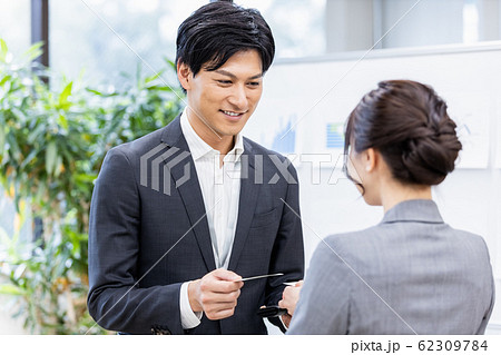 ビジネスシーン 名刺交換 ビジネスシーン 名刺交換 62309784