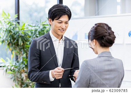 ビジネスシーン　名刺交換 62309785