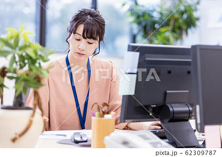 女性 ビジネス デスクワーク 女性 ビジネス デスクワーク 62309787