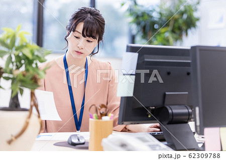 女性　ビジネス　デスクワーク 62309788