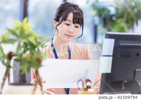 女性 ビジネス デスクワーク 女性 ビジネス デスクワーク 62309794
