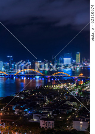 ベトナム・ダナンの夜景 62310674