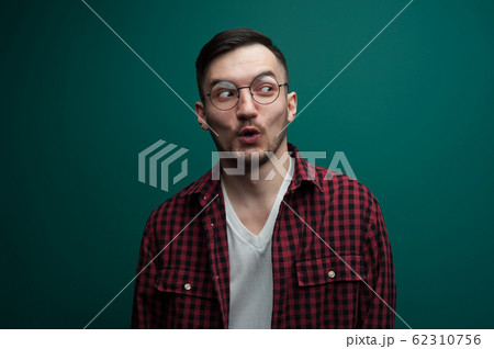 Portrait of a funny young interested man 62310756