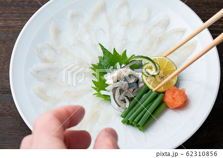 ふぐ薄造りを盛り付ける 62310856