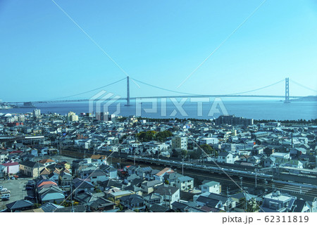 明石海峡大橋と明石市街 62311819