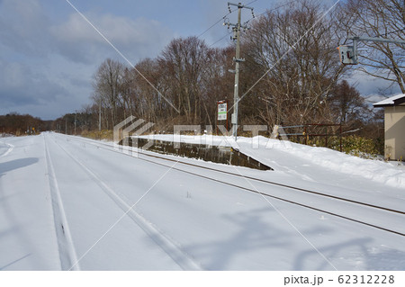 冬の北海道森町JR渡島沼尻駅の雪景色を撮影 62312228
