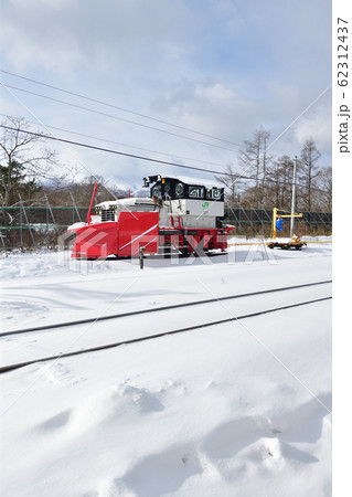 冬の北海道森町JR渡島沼尻駅で待機中のラッセル車のある風景を撮影 62312437