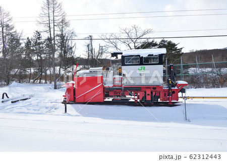 冬の北海道森町JR渡島沼尻駅で待機中のラッセル車のある風景を撮影 冬の北海道森町JR渡島沼尻駅で待機中のラッセル車のある風景を撮影 62312443