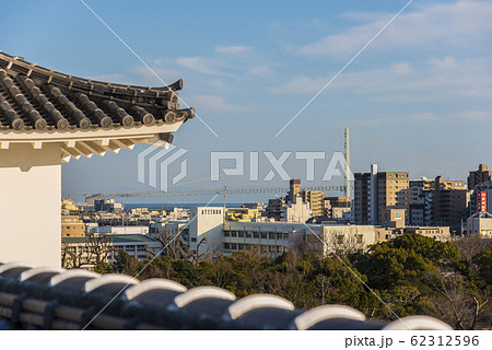 明石城跡と明石大橋 62312596