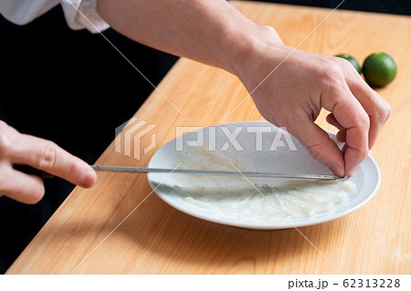 ふぐ薄造りを盛り付ける 62313228