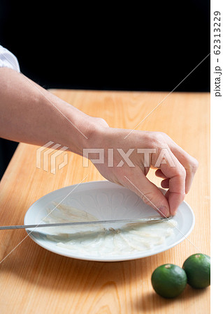 ふぐ薄造りを盛り付ける 62313229