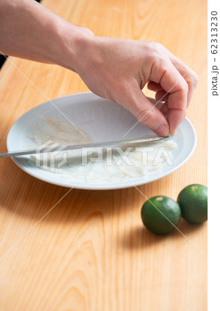 ふぐ薄造りを盛り付ける 62313230