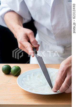 ふぐ薄造りを盛り付ける板前 62313440