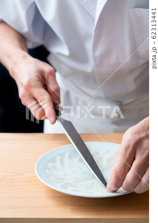 ふぐ薄造りを盛り付ける板前 ふぐ薄造りを盛り付ける板前 62313441