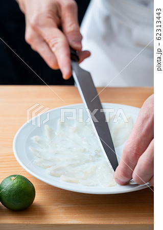 ふぐ薄造りを盛り付ける板前 62313443