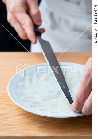 ふぐ薄造りを盛り付ける板前 62313444