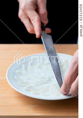 ふぐ薄造りを盛り付ける ふぐ薄造りを盛り付ける 62313456