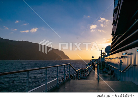 ハワイ カウアイ島 ナパリコースト サンセットクルーズ ハワイ カウアイ島 ナパリコースト サンセットクルーズ 62313947