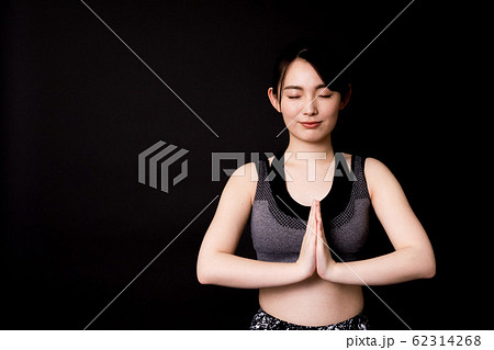 若い女性（フィットネス、黒バック、スポーツウエア、合掌 62314268
