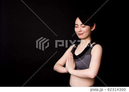 若い女性(フィットネス、黒バック、スポーツウエア、合掌 若い女性(フィットネス、黒バック、スポーツウエア、合掌 62314300