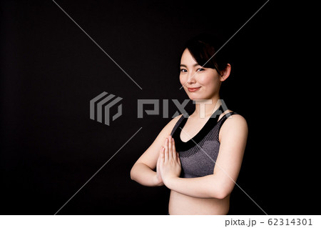 若い女性（フィットネス、黒バック、スポーツウエア、合掌 62314301