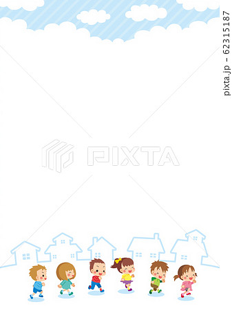 青空の下を元気に駆け抜ける可愛い子供たちのイラスト素材
