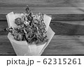 Withered roses on wood floor, Black&White 62315261