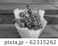 Withered roses on wood floor, Black&White 62315262