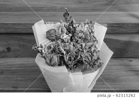 Withered roses on wood floor, Black&White 62315262