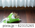 Withered roses on wood floor 62315265