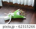 Withered roses on wood floor 62315266