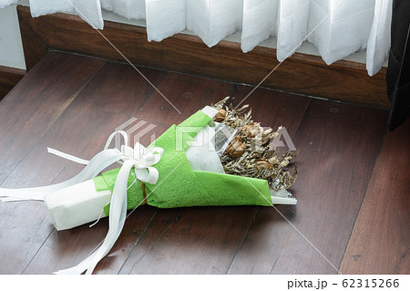 Withered roses on wood floor Withered roses on wood floor 62315266