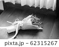 Withered roses on wood floor, Black&White 62315267