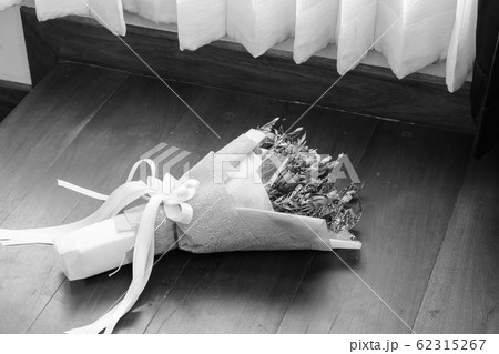 Withered roses on wood floor, Black&White 62315267