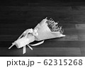 Withered roses on wood floor, Black&White 62315268