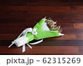 Withered roses on wood floor 62315269