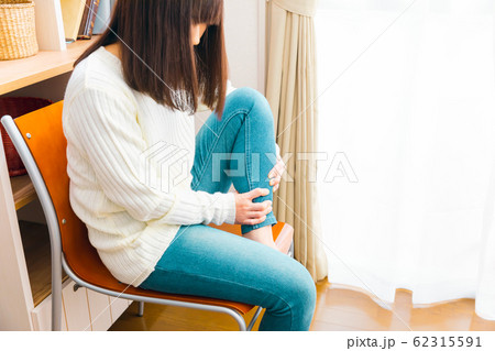 ふくらはぎを揉む女性　マッサージ　むくみ　こむら返り 62315591
