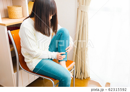 ふくらはぎを揉む女性 マッサージ むくみ こむら返り ふくらはぎを揉む女性 マッサージ むくみ こむら返り 62315592