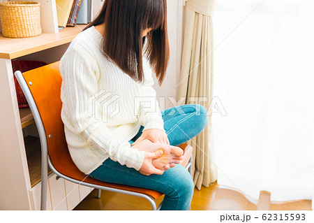 足裏を揉む女性 疲労 ツボ押し 冷え 足裏を揉む女性 疲労 ツボ押し 冷え 62315593