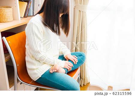 ふくらはぎを揉む女性　マッサージ　むくみ　こむら返り 62315596