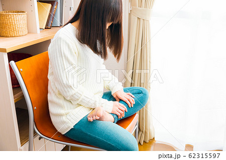 ふくらはぎを揉む女性 マッサージ むくみ こむら返り ふくらはぎを揉む女性 マッサージ むくみ こむら返り 62315597