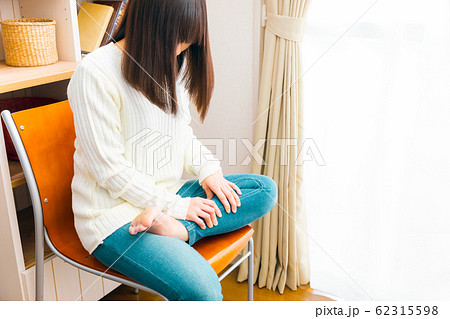 ふくらはぎを揉む女性　マッサージ　むくみ　こむら返り 62315598