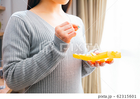 薬ケースを使用する女性 薬ケースを使用する女性 62315601