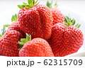 大粒のイチゴ 62315709