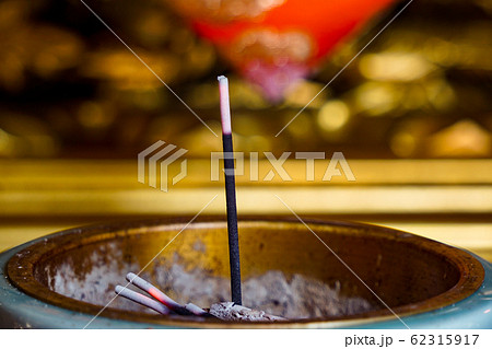 仏壇の線香	 62315917