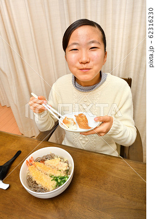 年越しそばを食べる女の子(大晦日) 62316230