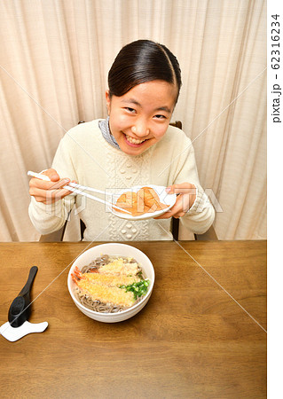 年越しそばを食べる女の子(大晦日) 年越しそばを食べる女の子(大晦日) 62316234
