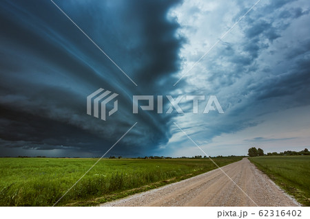 Storm clouds with shelf cloud and intense rain 62316402