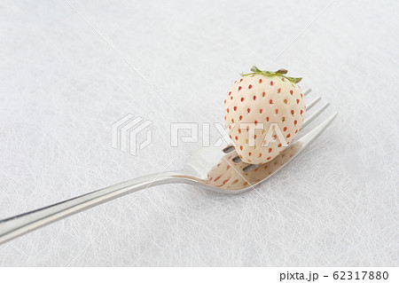 フォークと白いちごのイメージ 62317880