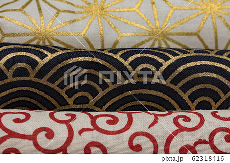 合成繊維の伝統的な日本の幾何学模様の唐草模様、六角形の麻の葉模様と虹型のパターンデザイン背景テクスチ 62318416